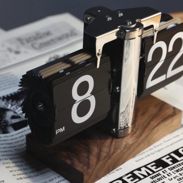 Creative Personality Retro Mechanical Automatic Turning Clock - Image 10